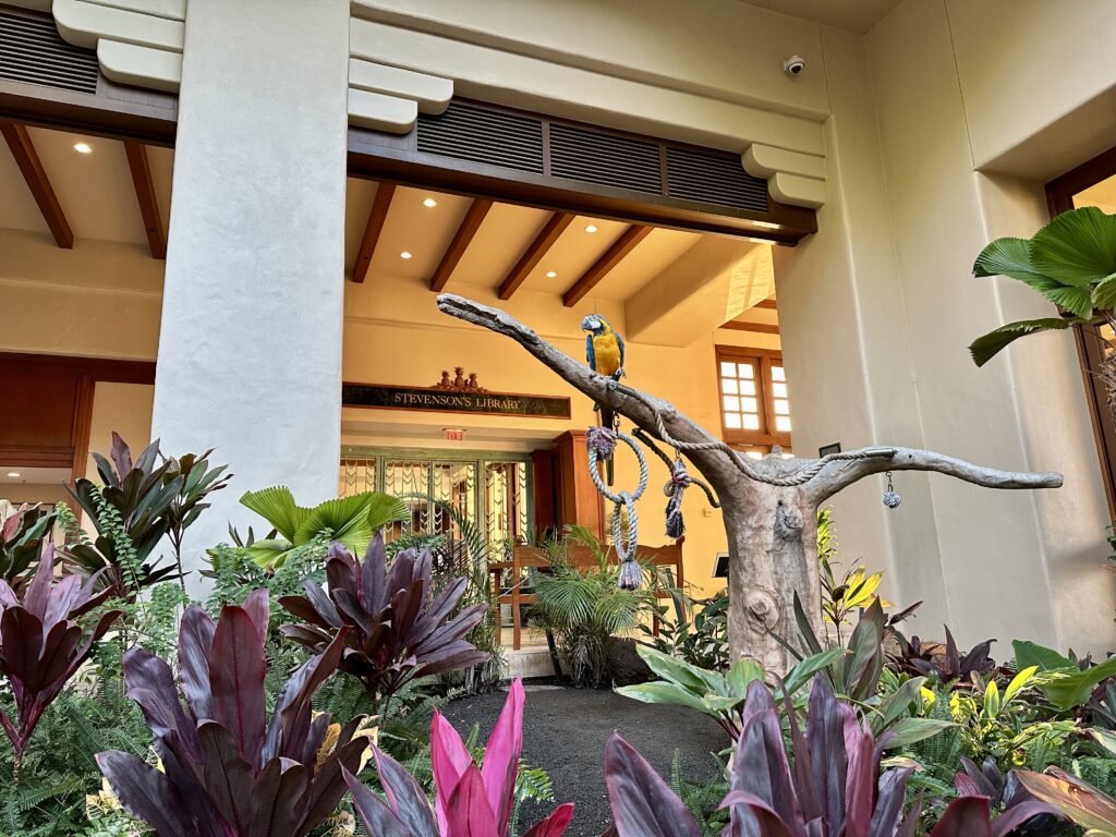 Macaw Duke (Grand Hyatt Kauai lobby)