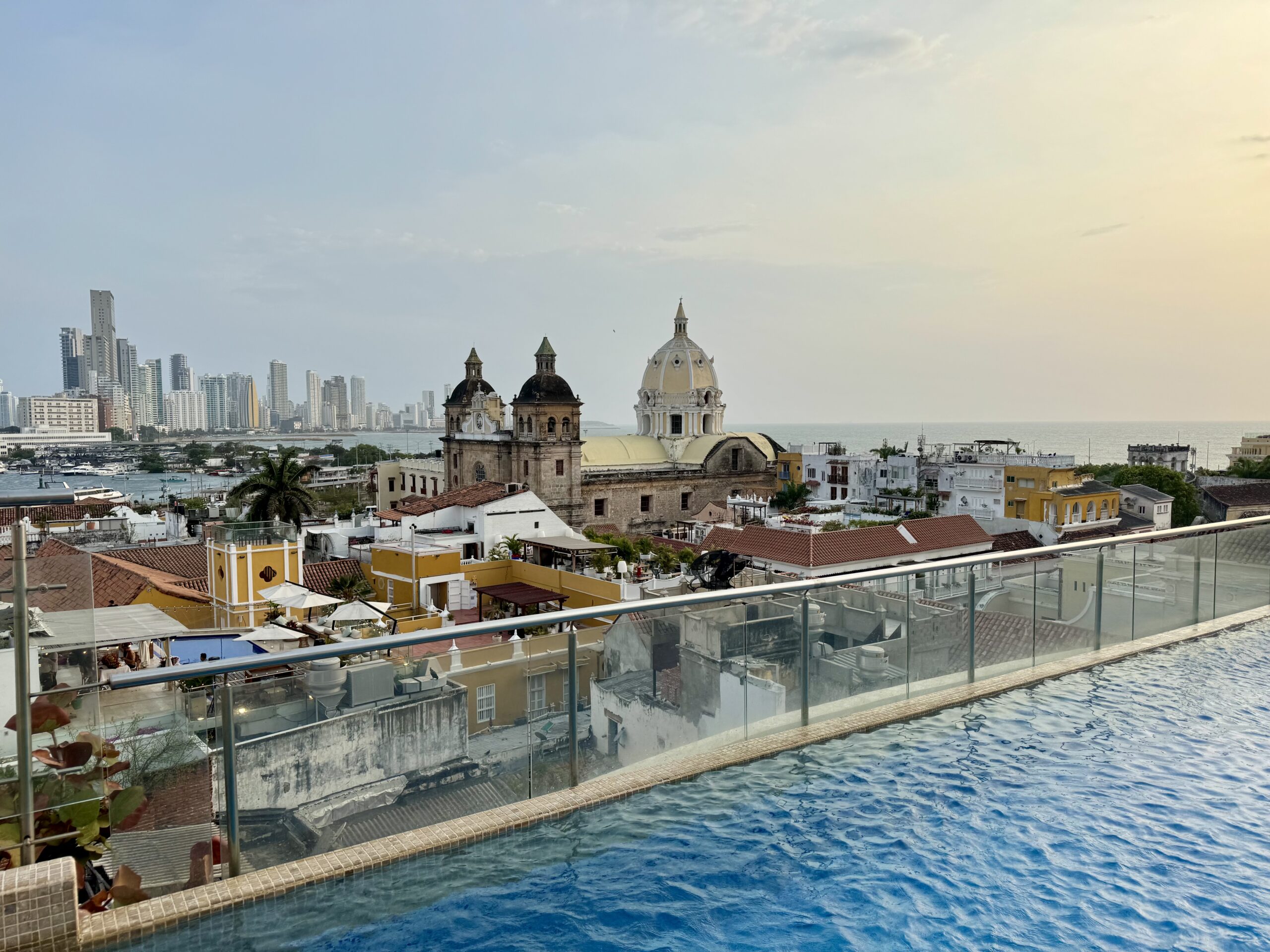 A rooftop restaurant and a pool at Movich Hotel, Cartagena